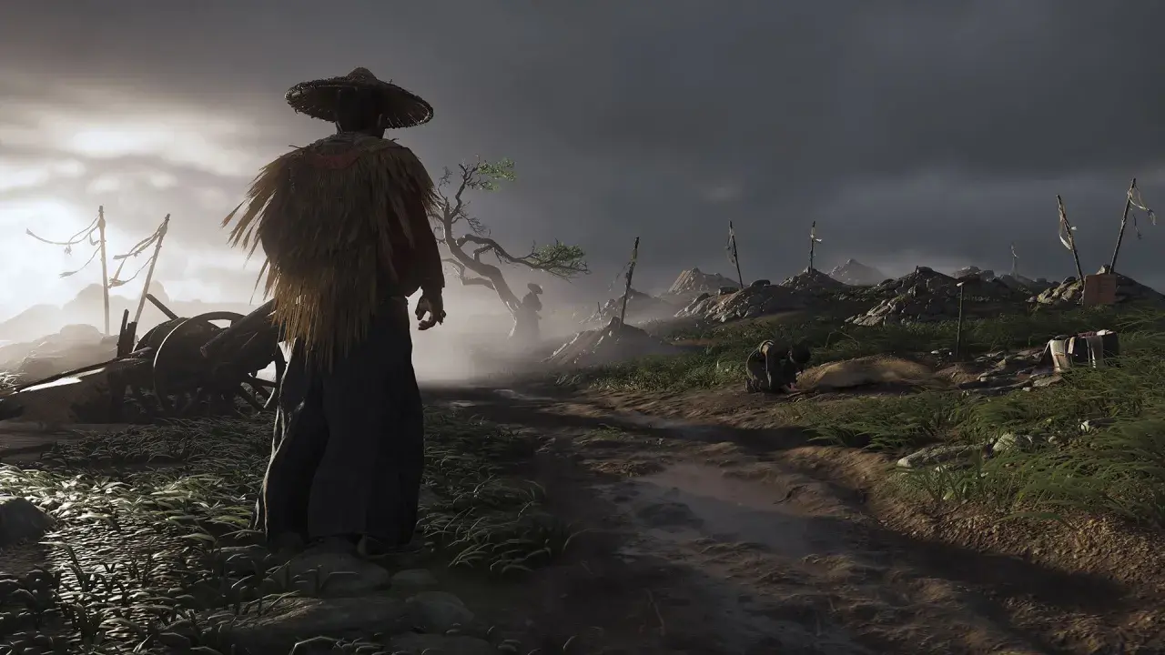 Samuraj w słomkowym kapeluszu stoi na poboczu drogi, obserwując pole bitwy z gry Ghost of Tsushima.