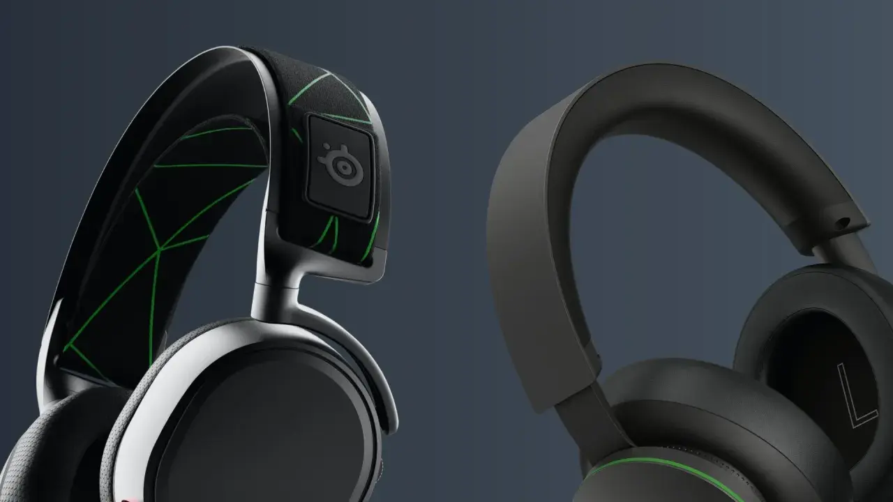 Dwa zestawy słuchawek, jeden z zielonym wzorem, drugi gładki. Dowiedz się, jak podłączyć słuchawki bezprzewodowe do Xbox Series X.