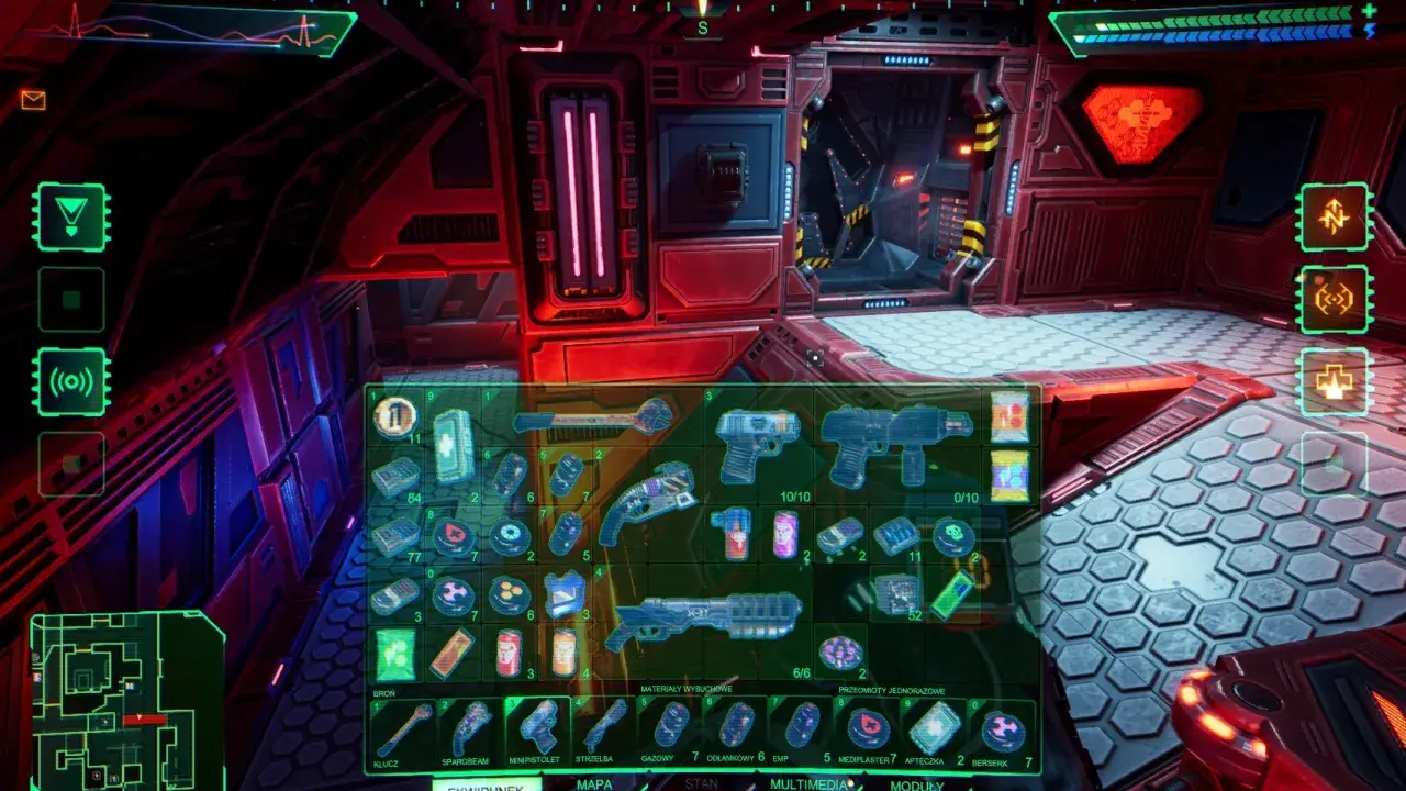 Interfejs gry System Shock 3 z ekwipunkiem: bronie, medykamenty i materiały.