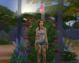 Symulacja życia w The Sims 4 z mod na cenzurę. Simka w brudnych ubraniach stoi przed krzakiem z kwiatami.