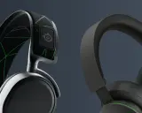 Dwa zestawy słuchawek, jeden z zielonym wzorem, drugi gładki. Dowiedz się, jak podłączyć słuchawki bezprzewodowe do Xbox Series X.