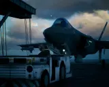 Na lotniskowcu F-35 Lightning II czeka na start. W tle chmury i morze. To scena z gry, która może być częścią ace combat 7 poradnik.