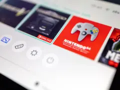 Ekran Nintendo Switch z ikoną kontrolera N64 i napisem "Nintendo 64 Nintendo Switch Online". Dostęp do klasyków dzięki Nintendo Expansion Pack.
