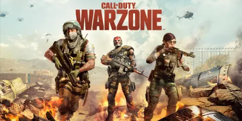Trzech żołnierzy Call of Duty Warzone w akcji, otoczonych płomieniami i zniszczeniem. Sprawdź call of duty warzone wymagania, by dołączyć do walki!
