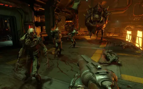 Gracz w Doom 4 walczy z hordą demonów w industrialnym otoczeniu. Na pierwszym planie widać strzelbę, a w tle potwory i martwe ciała.