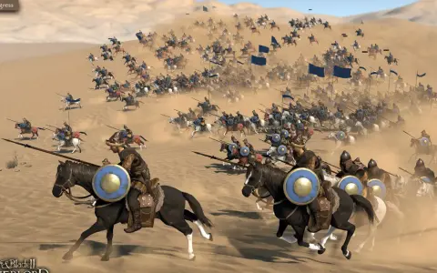 Wielka bitwa kawalerii w piaskach pustyni, jak w Mount & Blade 2. Żołnierze w zbrojach pędzą na koniach, niosąc włócznie i tarcze.