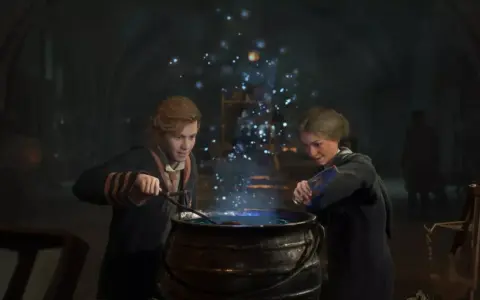 Uczniowie Hogwartu warzą eliksir, zbierając składniki do gry Hogwarts Legacy. Łowcy trofeów szukają najlepszych receptur.