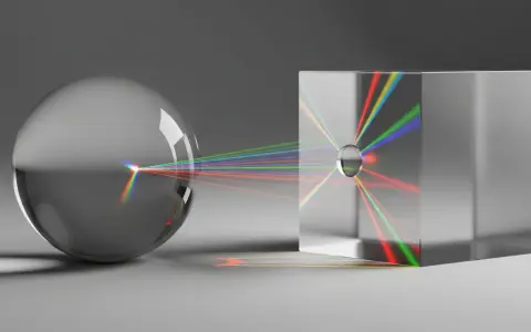 Światło rozszczepia się na pryzmacie, tworząc barwne smugi. To przykład, jak działa ray tracing.
