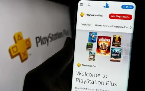 Telefon wyświetla stronę PlayStation Plus z grami. Obok logo PlayStation Plus.