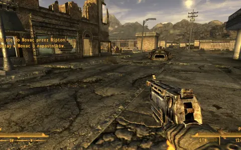 Pustynny krajobraz z ruiny miasta, gracz trzyma broń. W rogu ekranu widać tekst z gry, który sugeruje, że to **fallout new vegas spolszczenie**.