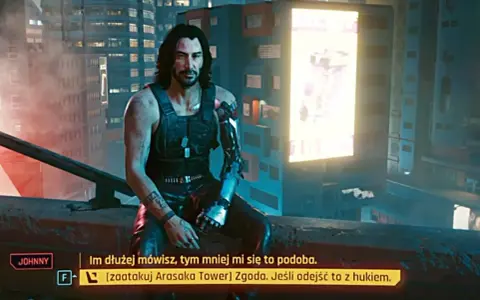 Johnny Silverhand na dachu, rozważający cyberpunk zakończenia. Miasto nocą, neonowe światła.