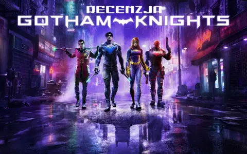 Czterech bohaterów z gry Gotham Knights, w tym Robin, Nightwing, Batgirl i Red Hood, stoi na mokrej ulicy Gotham.