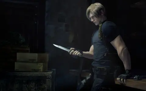 Leon S. Kennedy z Resident Evil 4 Remake przygotowuje się do walki, sprawdzając swój nóż. Spolszczenie gry poprawia immersję.