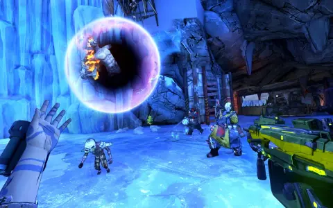 Gracz w Borderlands 2 spolszczenie walczy z potworami w lodowej jaskini. W ręku trzyma broń, a przed nim pojawia się magiczna kula.