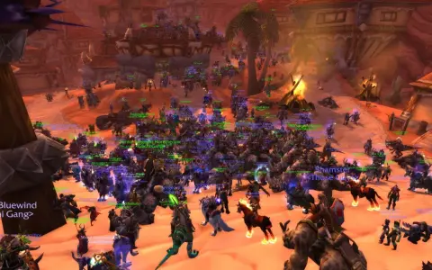 Tłum graczy w World of Warcraft na Xbox, przygotowujący się do bitwy.