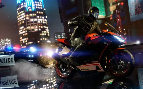 Motocyklista w kasku ucieka przed policją w nocnym mieście. To scena jak z najlepszych modów do GTA 5, pełna akcji i neonów.