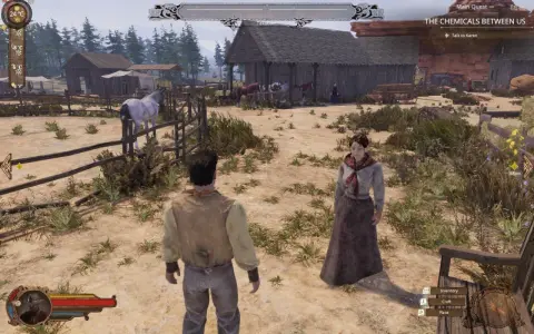 Dwóch bohaterów gry "Wild West Dynasty" stoi na piaszczystej farmie, rozmawiając przy płocie.