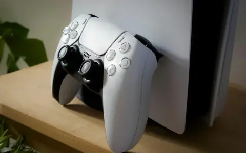 Biały kontroler DualSense i konsola PlayStation 5, symbolizujące ekscytację, kiedy wyszło PS5.