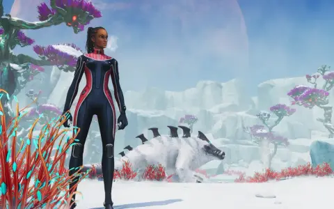 Postać w kombinezonie stoi na śniegu, obok niej leży białe stworzenie. W tle lodowe krajobrazy i fioletowe drzewa. Subnautica Below Zero.