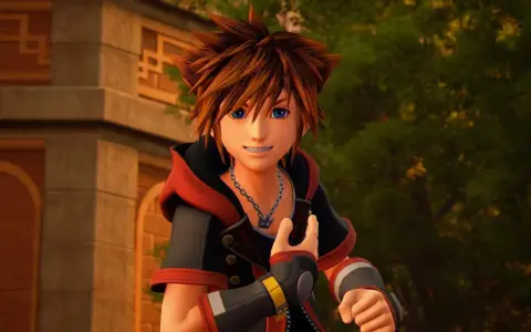 Sora z Kingdom Hearts, z niebieskimi oczami i charakterystycznymi włosami, uśmiecha się, gotowy na przygodę.