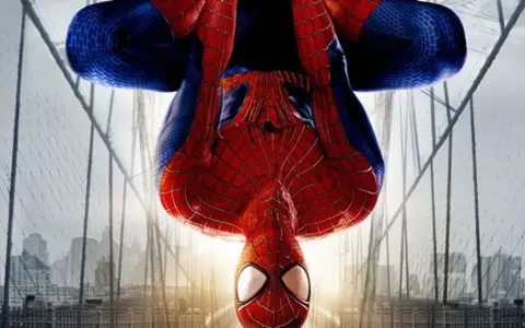 Spider-Man wisi głową w dół na moście, gotowy do akcji w grze The Amazing Spider-Man 2.
