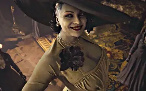 Uśmiechnięta Lady Dimitrescu w eleganckiej sukni i kapeluszu, z naszyjnikiem i ozdobą z kwiatów na piersi.
