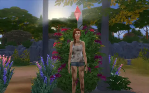 Symulacja życia w The Sims 4 z mod na cenzurę. Simka w brudnych ubraniach stoi przed krzakiem z kwiatami.
