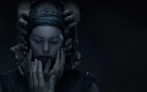 Senua w Hellblade 2 otoczona przez dłonie, jej twarz wyraża cierpienie.