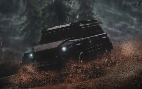 Czarny, opancerzony pojazd przemierza błotnisty teren w deszczu. Niesamowite efekty wizualne dzięki gta 5 mody.