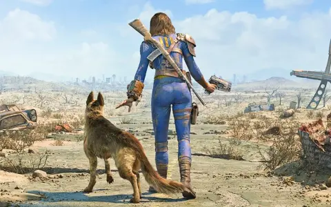 Postapokaliptyczny krajobraz z bohaterką w niebieskim kombinezonie i psem. W tle ruiny i miasto, sugerujące świat po wojnie. To może być obraz z gry Fallout 4, wzbogacony o mody.