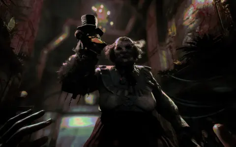 Przerażająca postać z The Outlast Trials trzyma kukiełkę kaczki, grożąc graczowi.