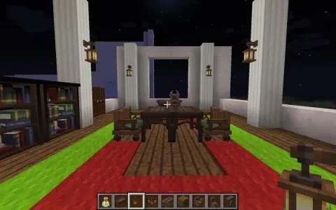 Wnętrze z biblioteczką i stołem, gdzie realistyczne mody do Minecraft dodają detali.