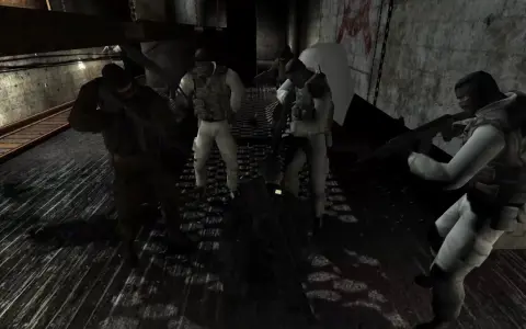 Agent Sam Fisher z serii Splinter Cell w akcji, otoczony przez wrogów w mrocznym korytarzu.