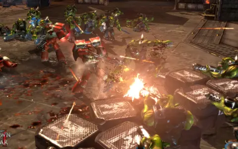Intensywna bitwa w Dawn of War 2: Kosmiczni Marines walczą z Orkami. Krwawa jatka na polu bitwy.
