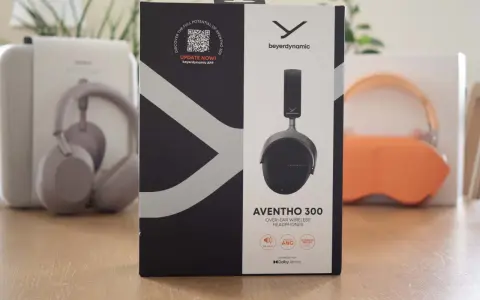 Pudełko słuchawek beyerdynamic Aventho 300 z logo Dolby Atmos, sugerujące immersyjne wrażenia dźwiękowe.