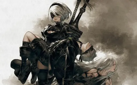 2B trzyma 9S, gdy A2 patrzy w dal. Obrazek idealny do spolszczenia Nier Automata.