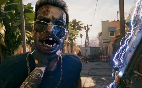 Zombiak w okularach przeciwsłonecznych, z otwartymi ustami, trzymający broń zasilaną elektrycznością. To wygląda na fragment rozgrywki z gry Dead Island 2.