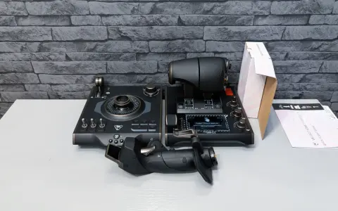 Zestaw do symulatora lotu, idealny do **digital combat simulator**. Zawiera joystick, przepustnicę i panel kontrolny.