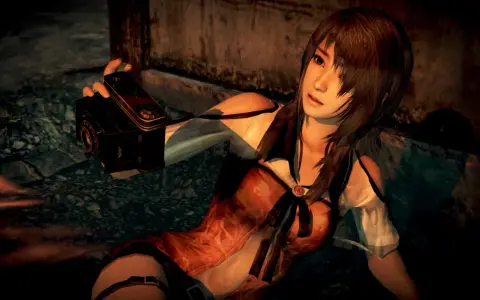 Dziewczyna z kamerą w ręku, gotowa na fatal frame. Mroczna atmosfera i niepokój.