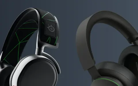 Dwa zestawy słuchawek, jeden z zielonym wzorem, drugi gładki. Dowiedz się, jak podłączyć słuchawki bezprzewodowe do Xbox Series X.
