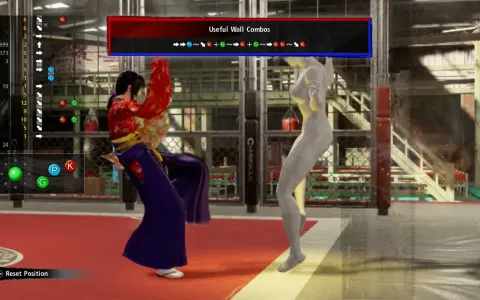Wirtualny wojownik trenuje ciosy przy ścianie. Na ekranie widoczne są kombinacje ruchów z gry Virtua Fighter.
