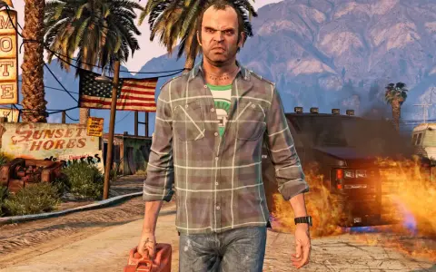 Trevor z GTA V z kanistrem, obok płonącego samochodu i znaku "Sunset Hores". Idealny do gry przez Game Pass!