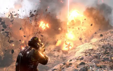 Żołnierz w zbroi walczy w ogniu eksplozji, odłamki skał latają wokół. To scena z gry Helldivers 2.