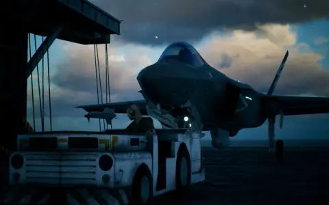 Na lotniskowcu F-35 Lightning II czeka na start. W tle chmury i morze. To scena z gry, która może być częścią ace combat 7 poradnik.