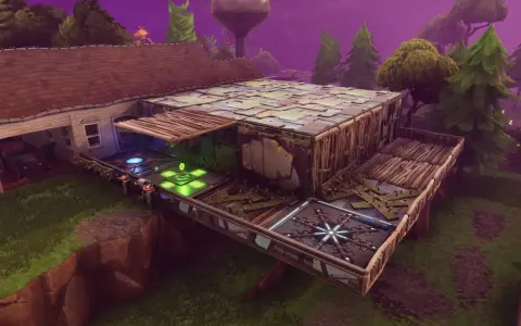 Budowla w grze Fortnite, połączona z domem, z platformami i elementami konstrukcyjnymi.