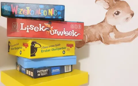 Stos gier planszowych, idealnych do wspólnej zabawy. Wśród nich "Lis i Urwisek", "Potwory do szafy" i inne gry coop.