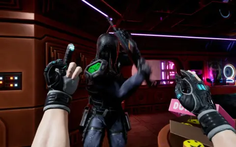 Gracz w rękawicach z neonowym blaskiem przygotowuje się do walki w świecie System Shock. W tle widać przeciwnika w cybernetycznym pancerzu.