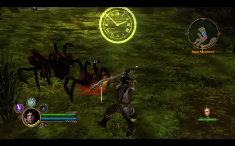 Bohater w grze Dungeon Siege 3 walczy z pająkami w lesie.