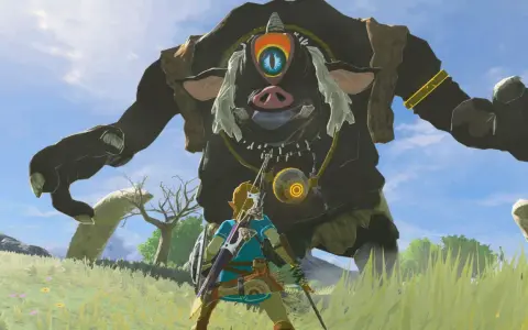 Link z gry Zelda Breath of the Wild staje naprzeciw gigantycznego Guardian'a na tle błękitnego nieba.
