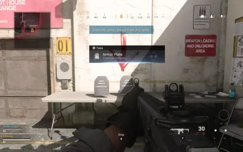 Gracz w Call of Duty Warzone zbiera płyty pancerza z podłogi.